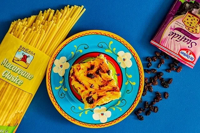 Macaroni with cheese and golden raisin dish