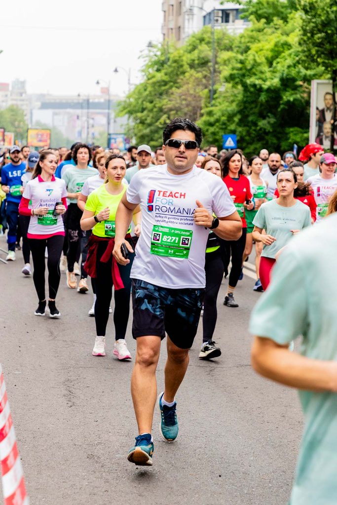 Alergator purtand tricou Teach For Romania si numarul de concurs 8271 alergand la OMV Petrom Bucharest Half Marathon 2026.
