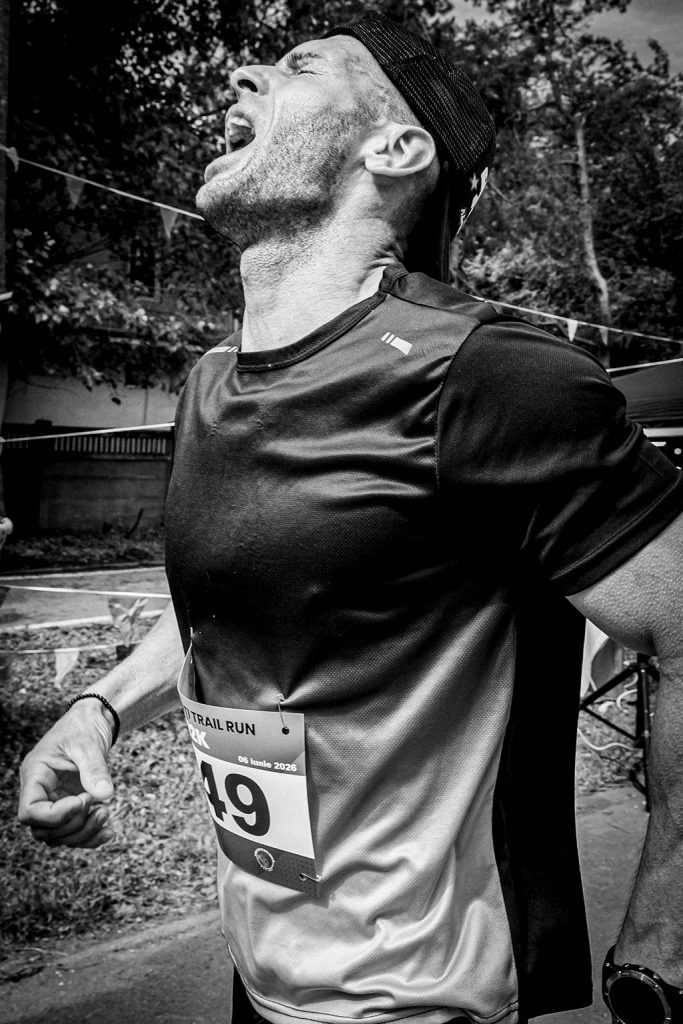 Fotograf sportiv Romanati Trail Run - alergator numar 49 la finish proba 12km, emotie puternica dupa linia de sosire
