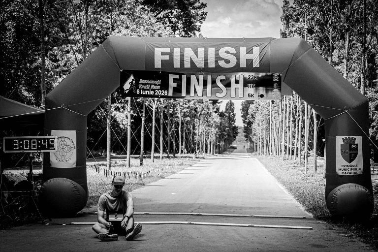 Romanati Trail Run Fotograf sportiv Romanati Trail Run - ultimul concurent numar 5 sub arcada de finish dupa 3 ore 8 minute, proba 23km