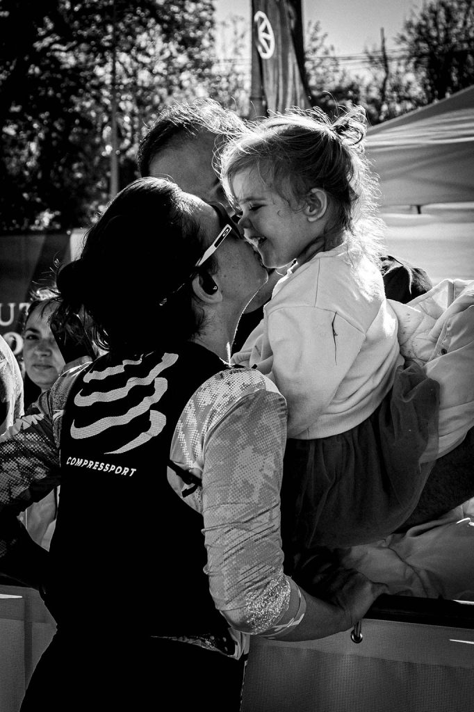 Mama alergatoare bucurandu-se alaturi de fica ei la finishul Baneasa Forest Run 2025, emotie si bucurie, fotografie alb-negru