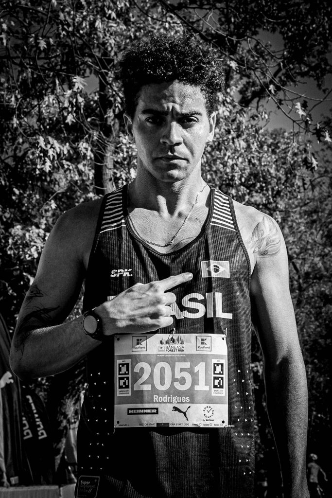 Portret alergator Rodrigues numar 2051 Baneasa Forest Run 2025, tricou Brasil, fotografie alb-negru