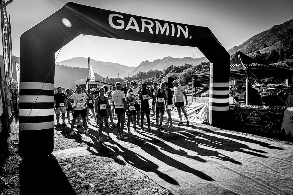 Fotografie sportiva la Fuga Lotrilor - alergatori la linia de start.