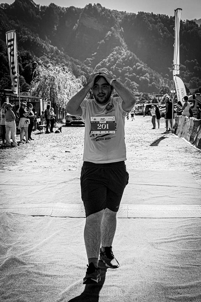 Sportiv cu numarul 201 cu mainile pe cap, surprins de rezultat, la sosirea la Fuga Lotrilor 2026.