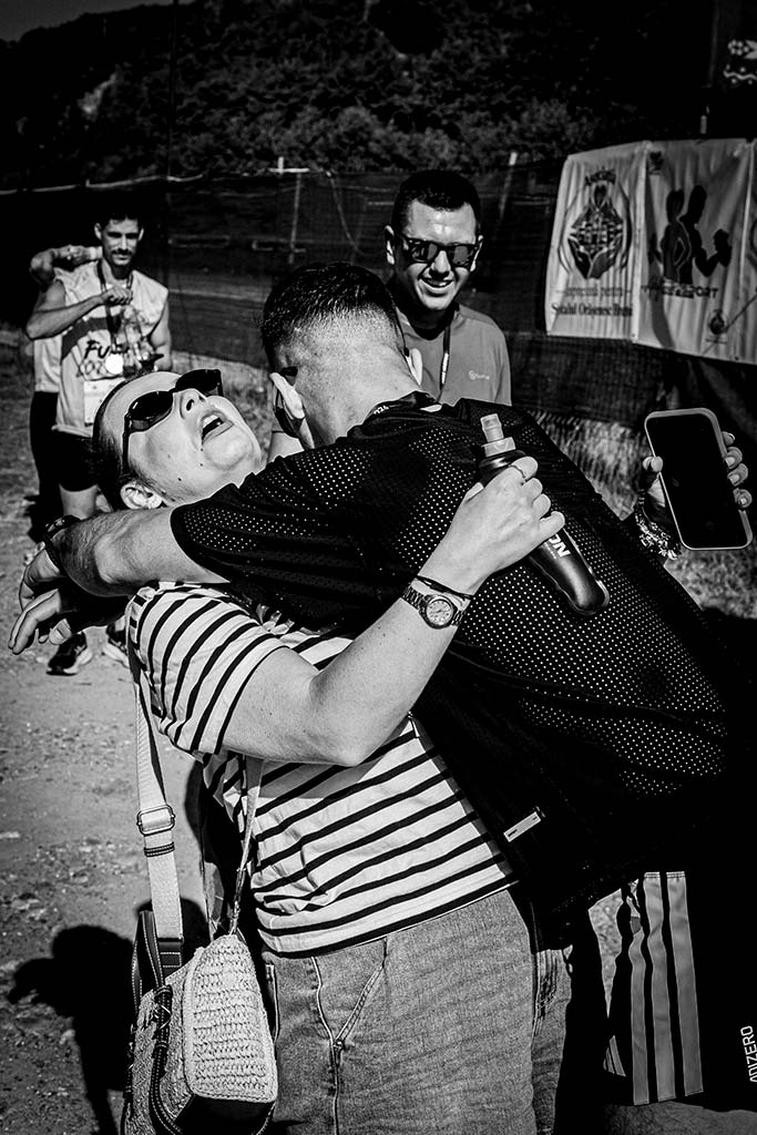 Fotografie concurs alergare - sportiv imbratisandu-si sotia la finalul cursei Fuga Lotrilor 2026.