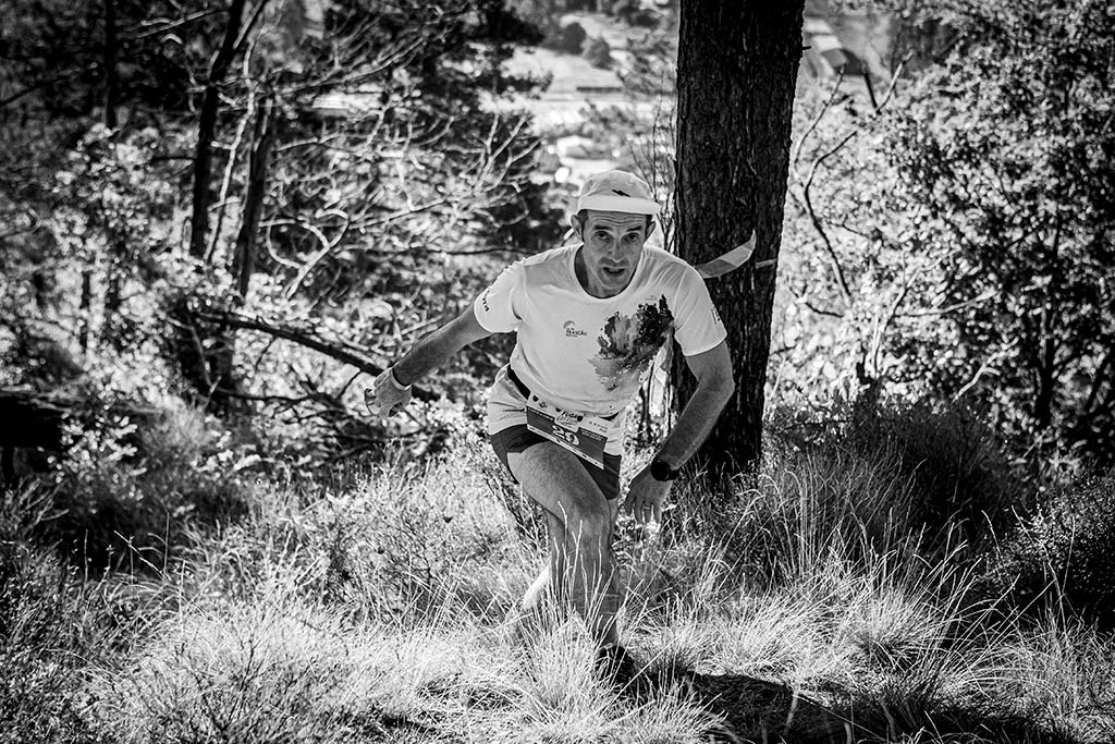 Concurent alergand pe traseul Voinea - fotograf sportiv