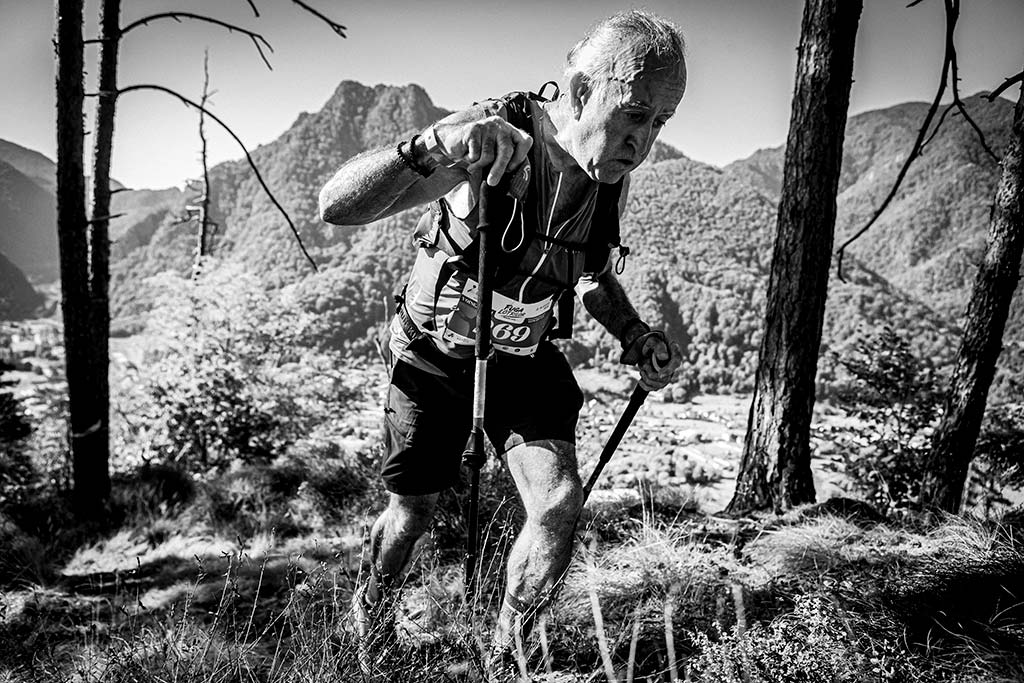 Concurent cu bete de trekking pe traseul montan Voinea - fotograf sportiv Brezoi