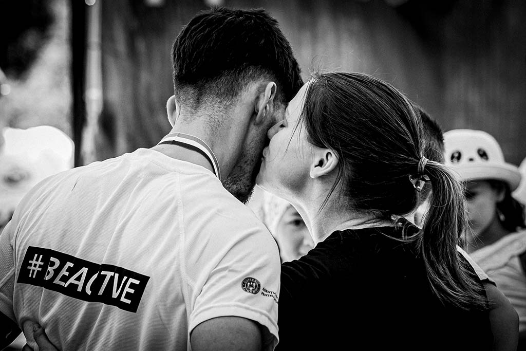 Sarut intre indragostiti la festivitatea de premiere - sportiv cu tricoul #BEACTIVE si partenera sa.