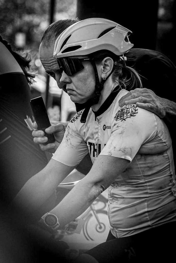 Ciclista echipata complet cu casca si ochelari de soare primeste ultimele instructiuni de la antrenor inainte de start la CELCO-criterium.