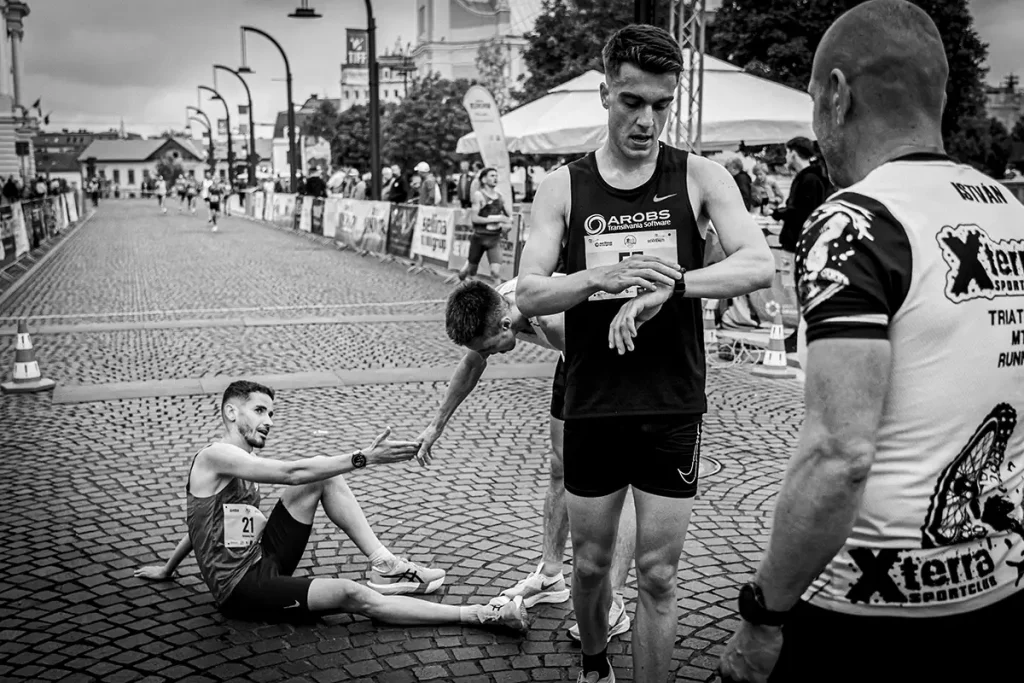 Fotograf la linia de final surprinde emotiile si epuizarea alergatorilor la Oradea Run Fest.