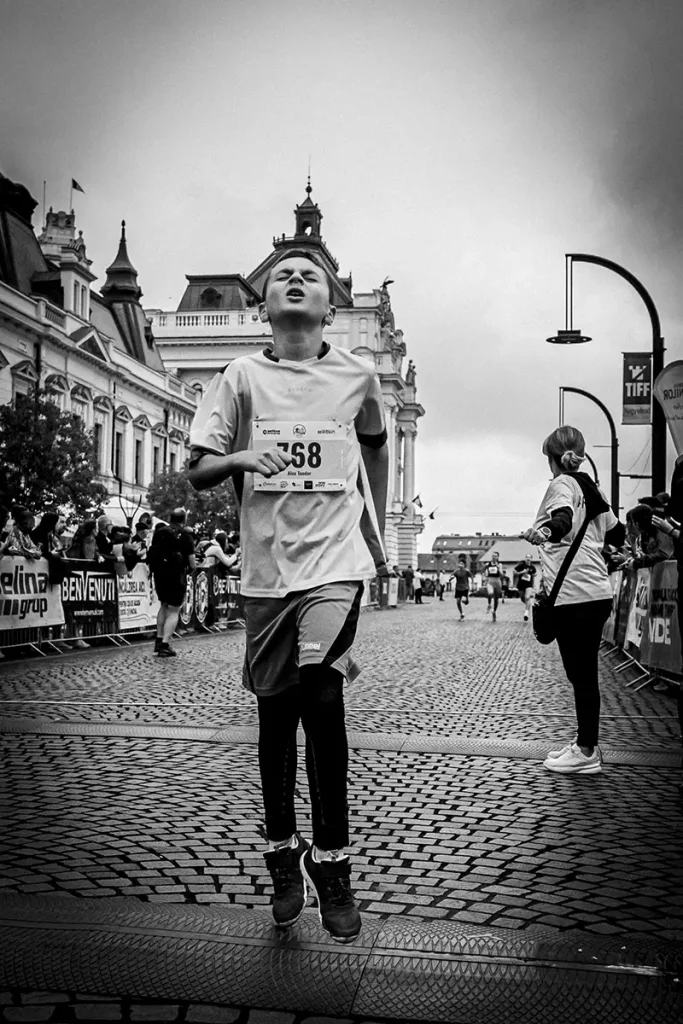 Tanar alergator cu numarul 758 surprins de fotograf la linia de final in cadrul cursei copiilor la Oradea Run Fest.