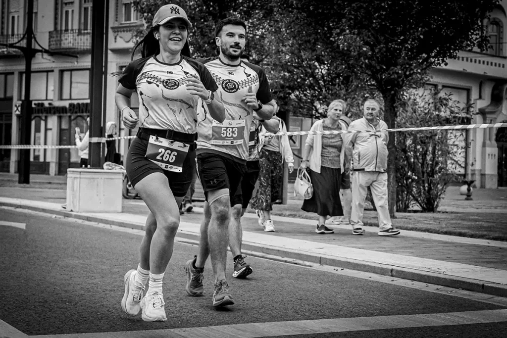 Doi alergatori surprinsi de fotograf la proba de 10km in cadrul Oradea Run Fest 2026.